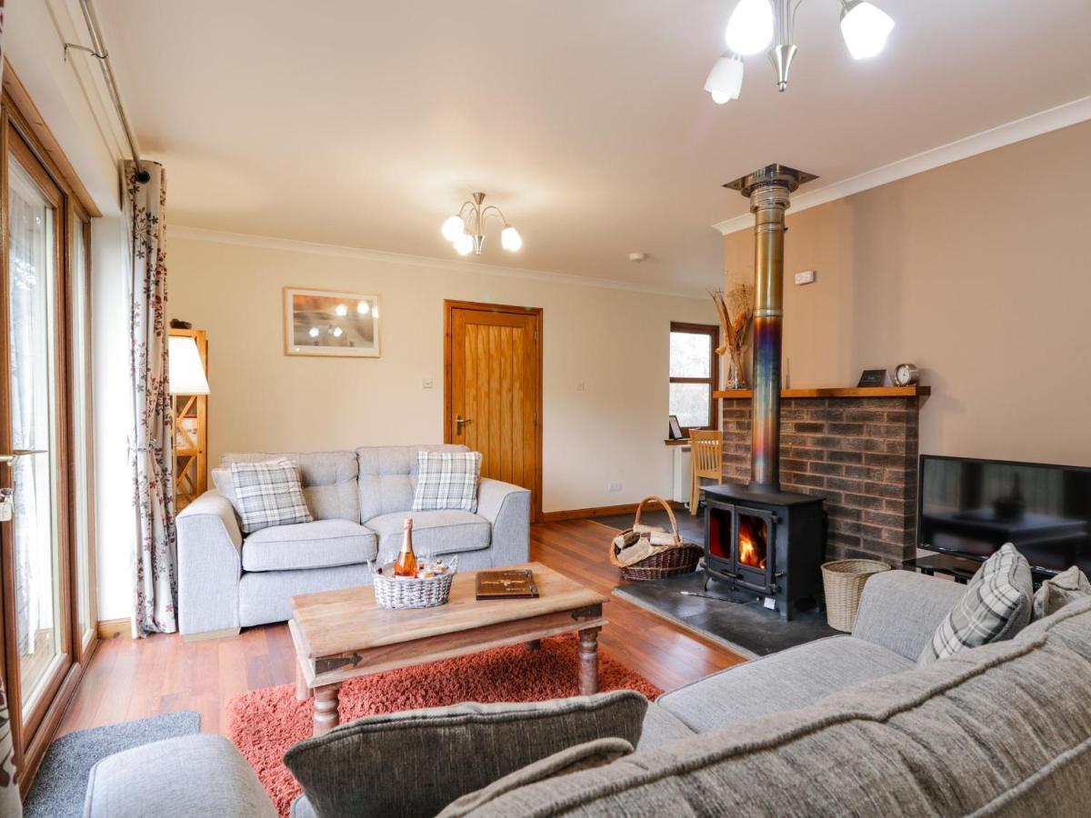 Fersit Log Cottage Roybridge Bagian luar foto