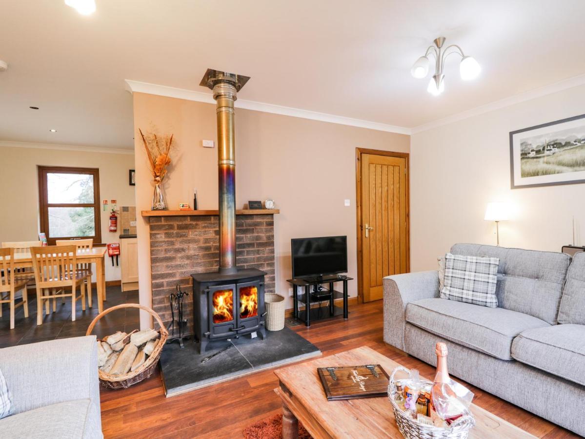 Fersit Log Cottage Roybridge Bagian luar foto
