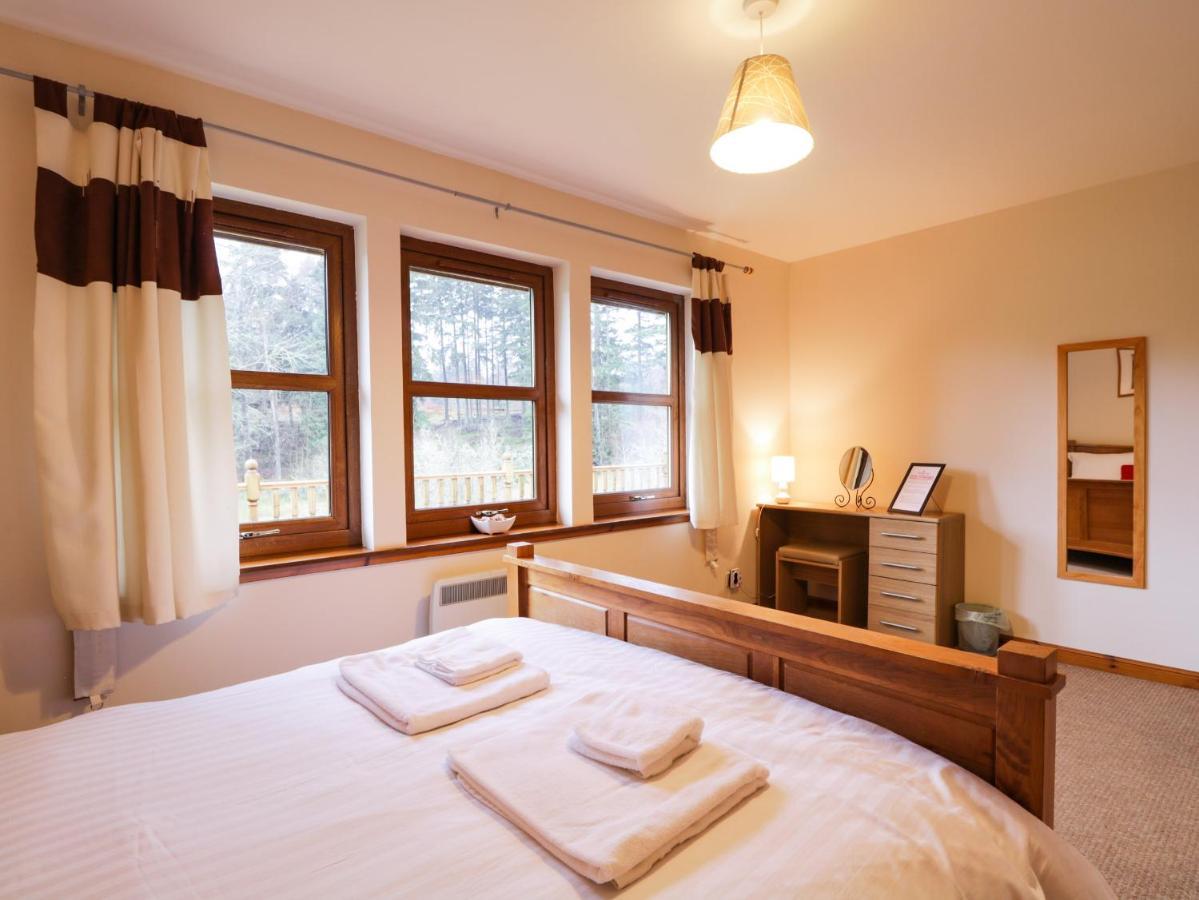 Fersit Log Cottage Roybridge Bagian luar foto