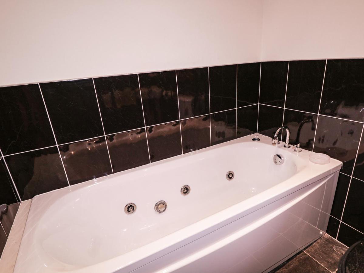 Fersit Log Cottage Roybridge Bagian luar foto