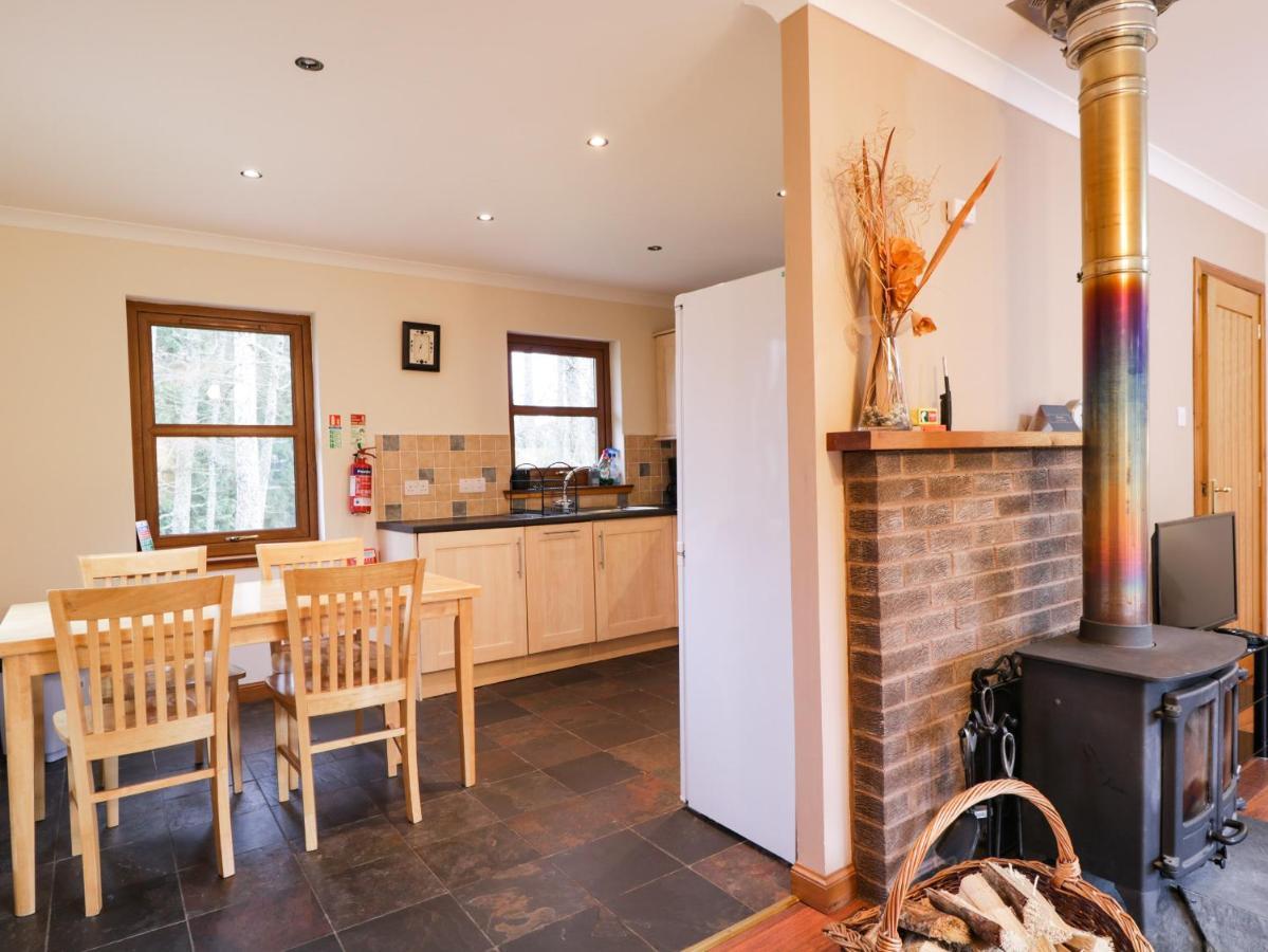 Fersit Log Cottage Roybridge Bagian luar foto